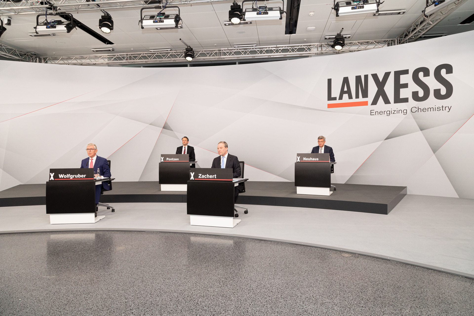 Matthias Zachert，Michael Pontzen和Matthias Wolfgruber与公证Christoph Neuhaus一起在Lanxess的年度股东举行2021年